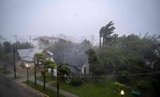 El huracán 'Ian' salva a Trump de declarar ante el juez