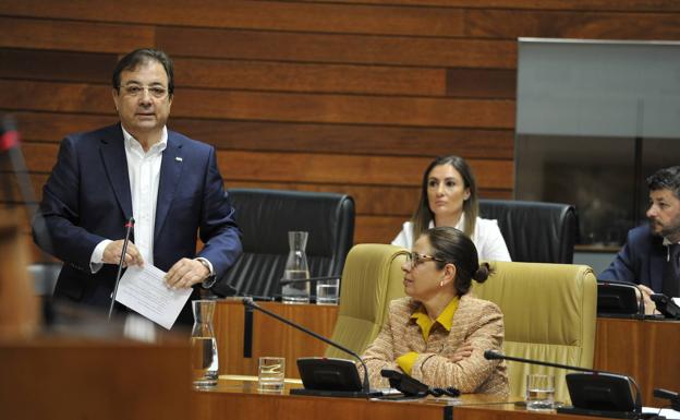 El presidente de la Junta de Extremadura, Guillermo Fernández Vara, durante su réplica al PP en el pleno de la Asamblea. 