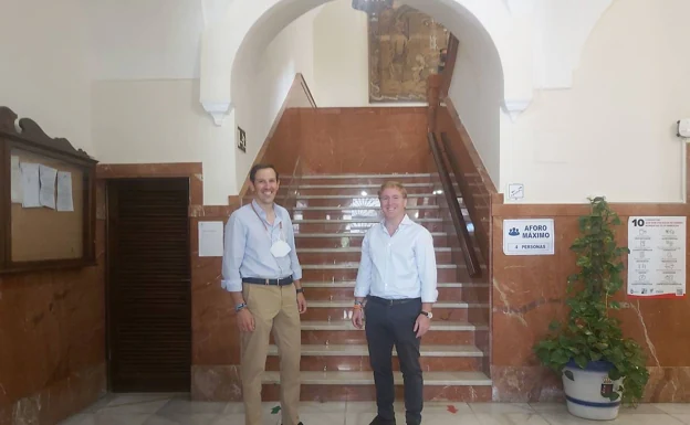 Anotnio Cavacasillas, from the PP, and Ignacio Gragera, mayor of Cs, on the steps of the City Hall in a file photo. 