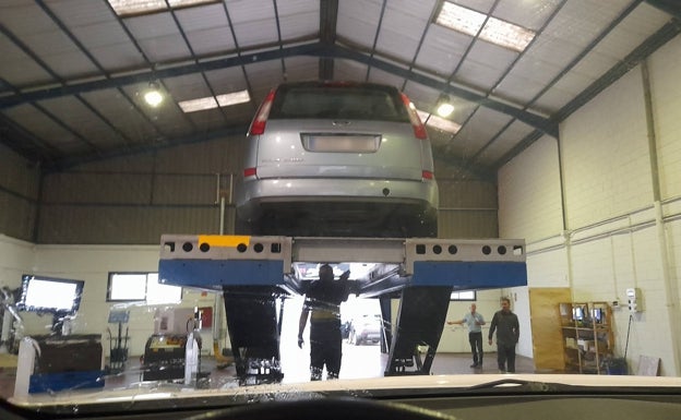 Los rechazos en las ITV de Extremadura se disparan y ya afectan a uno de cada cuatro coches