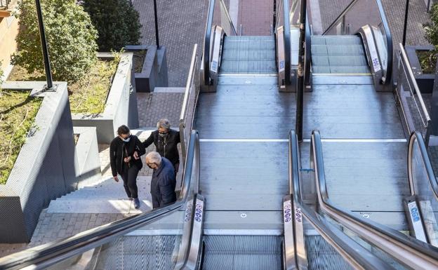 Herida una mujer de 79 años tras sufrir una caída en las escaleras mecánicas de Plasencia