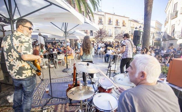 Los cacereños se echan a la calle con San Miguel