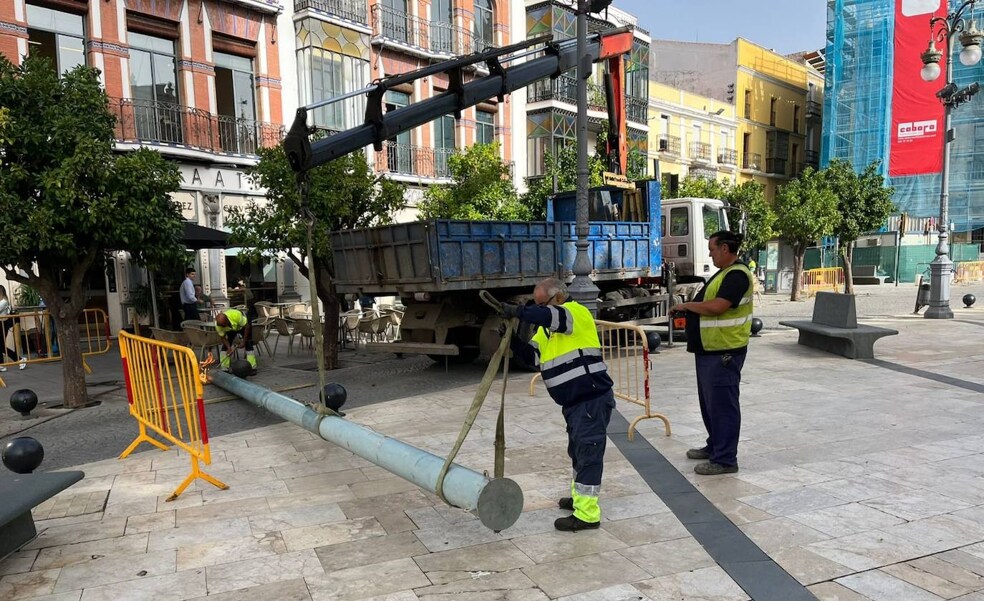 El Ayuntamiento de Badajoz retira los postes de la plaza de España, sin uso desde 2006