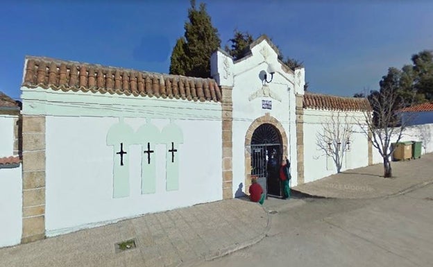 Descubren que rompió una orden de alejamiento al poner en Facebook una foto en la tumba de su compadre en Hervás