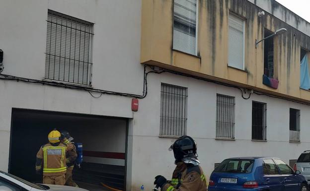 Los bomberos de Badajoz controlan el incendio en el edificio okupado de San Roque