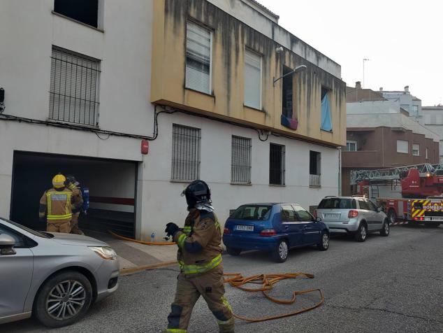 Imágenes del incendio en el edificio okupado de San Roque en Badajoz