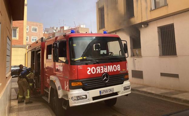 Los bomberos de Badajoz extinguen un tercer incendio en el edificio ocupado de San Roque