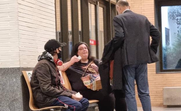 Cárcel para la dependienta de una tienda de Montijo por vender móviles de la empresa por su cuenta