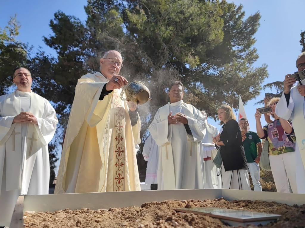 El arzobispo de Toledo, monseñor Francisco Cerro, ha bendecido la primera piedra de la futura capilla dedicada a la Virgen de Guadalupe en Tierra Santa