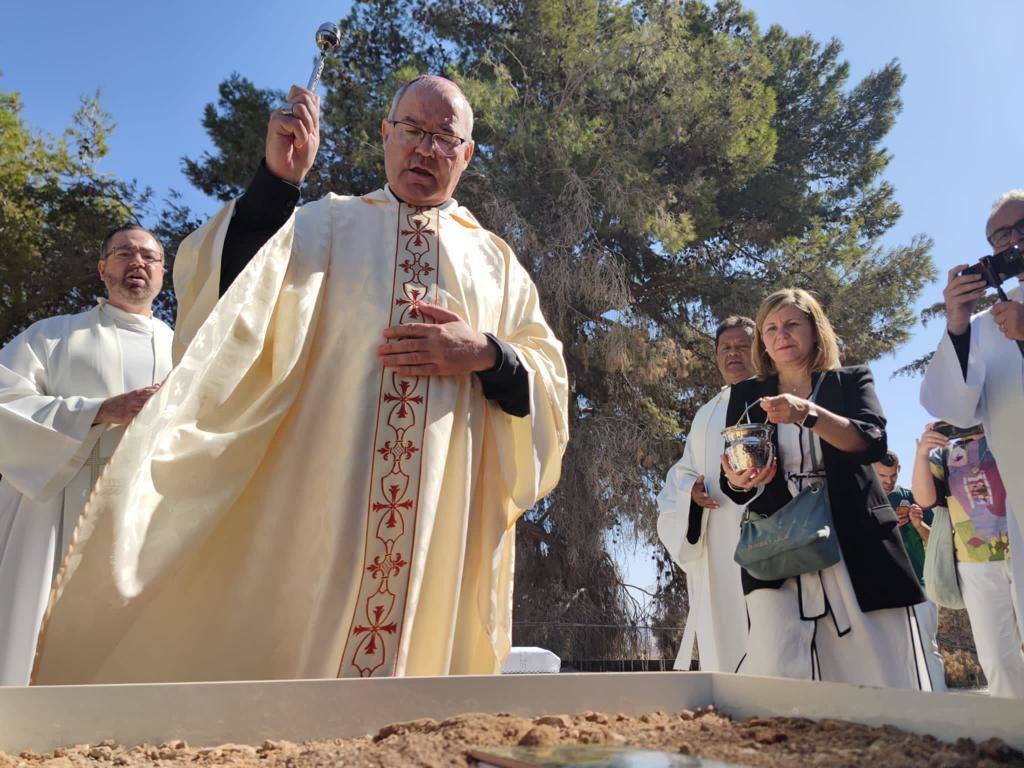 El arzobispo de Toledo, monseñor Francisco Cerro, ha bendecido la primera piedra de la futura capilla dedicada a la Virgen de Guadalupe en Tierra Santa