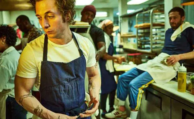 Jeremy Allen White gives life to the starring chef of 'The Bear'.
