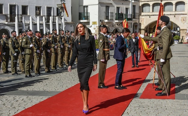 Doscientos civiles juran su lealtad a la bandera española