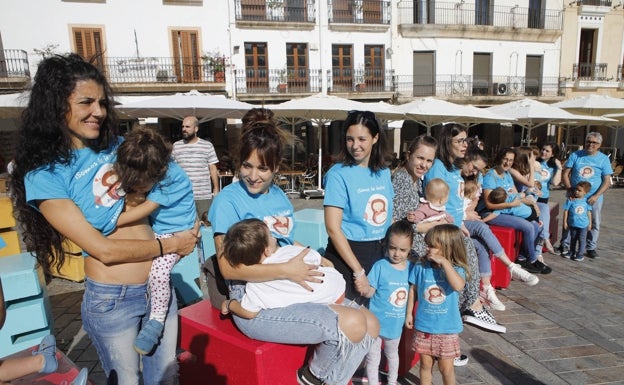 Madres cacereñas que sacan pecho por la lactancia