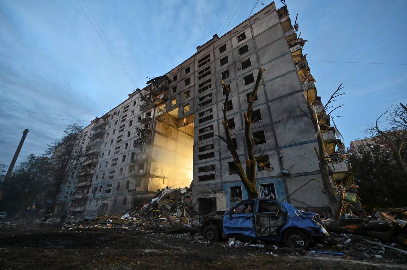Imagen de uno de los edificios de Zaporiyia tras el bombardeo de este domingo./reuters