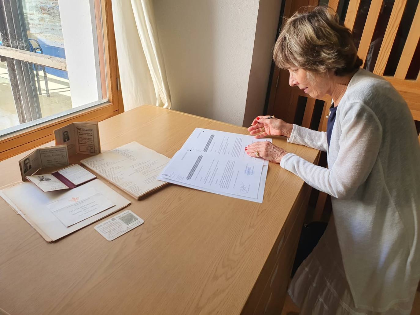 La familia de Francisco Vera cede nuevos documentos personales a la Biblioteca de Extremadura