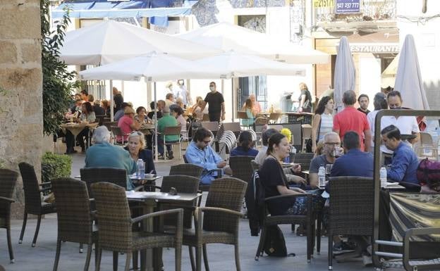 La nueva ordenanza de terrazas de Cáceres autoriza los anclajes y revocar las licencias si hay quejas