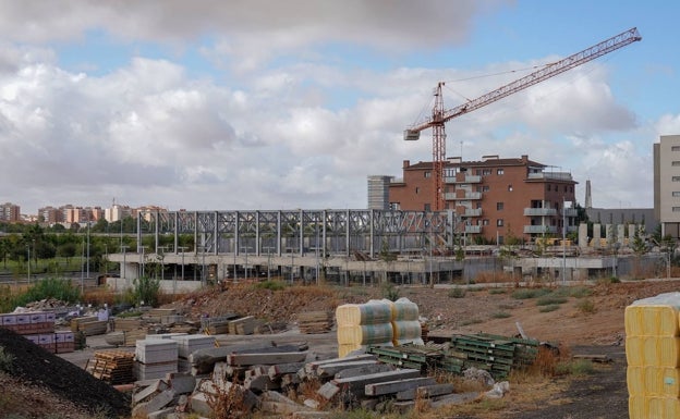 La constructora pide más dinero para terminar la piscina de la margen derecha