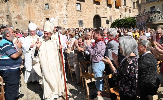 Solazo y calor humano para recibir al nuevo obispo de Plasencia, que se presenta como un hombre humilde
