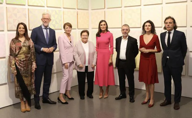 En el centro, la reina Letizia, junto a la galerista Helga de Alvear. 