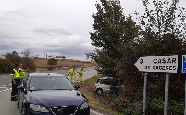 En el lugar del accidente, los agentes de la Guardia Civil. 