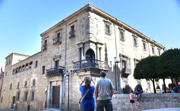 El PSOE de Plasencia acusa al PP de «regalar» la Casa del Deán por 45.000 euros al año