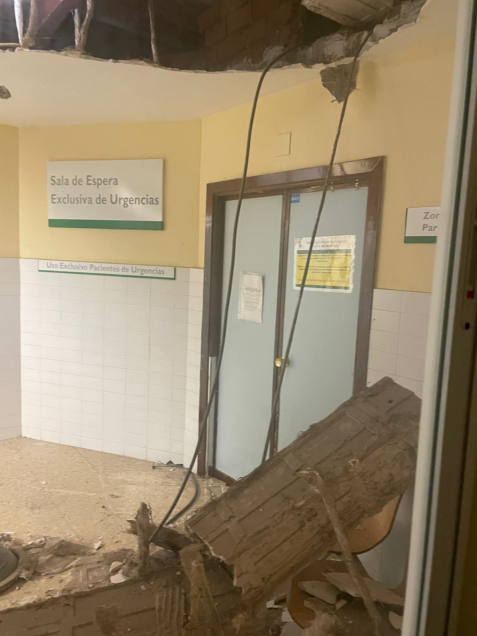 Cae parte del tubo de refrigeración y del techo de una sala del Hospital Materno Infantil de Badajoz