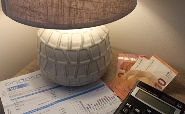 El precio de la luz cae este martes: estas son las horas más caras y baratas