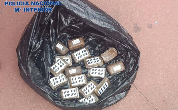 Detenido en Badajoz con heroína en el bolsillo y hachís en la rueda de repuesto de su vehículo