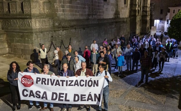 Protesta en Plasencia por la Casa del Deán: «Nuestro patrimonio no se toca, vamos a parar su uso privado»