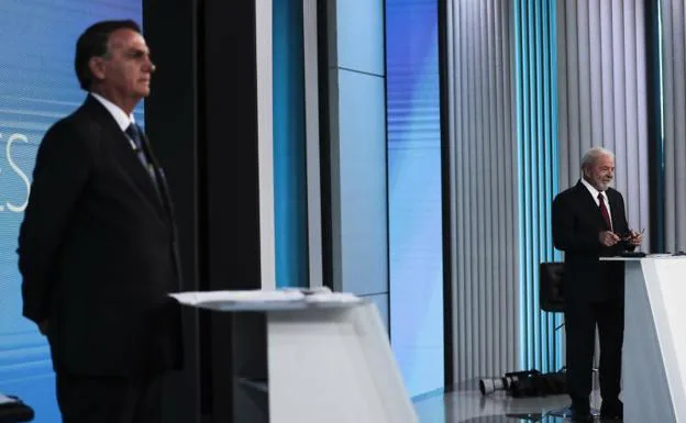 The current president of Brazil, Jair Bolsonaro, and the leftist Lula da Silva, in their last television debate. 