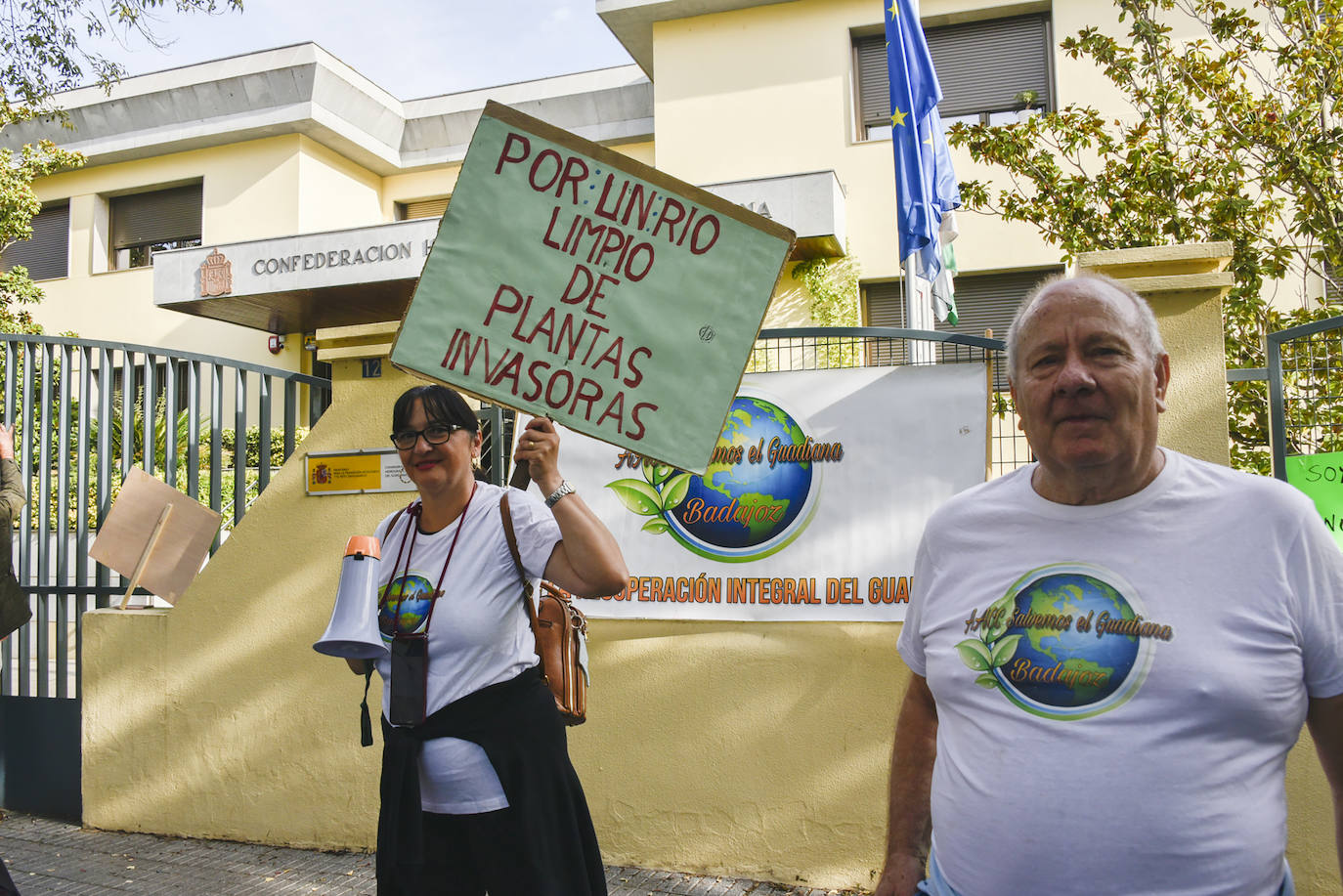 Medio millar de pacenses exigen que se acabe con el nenúfar en el Guadiana