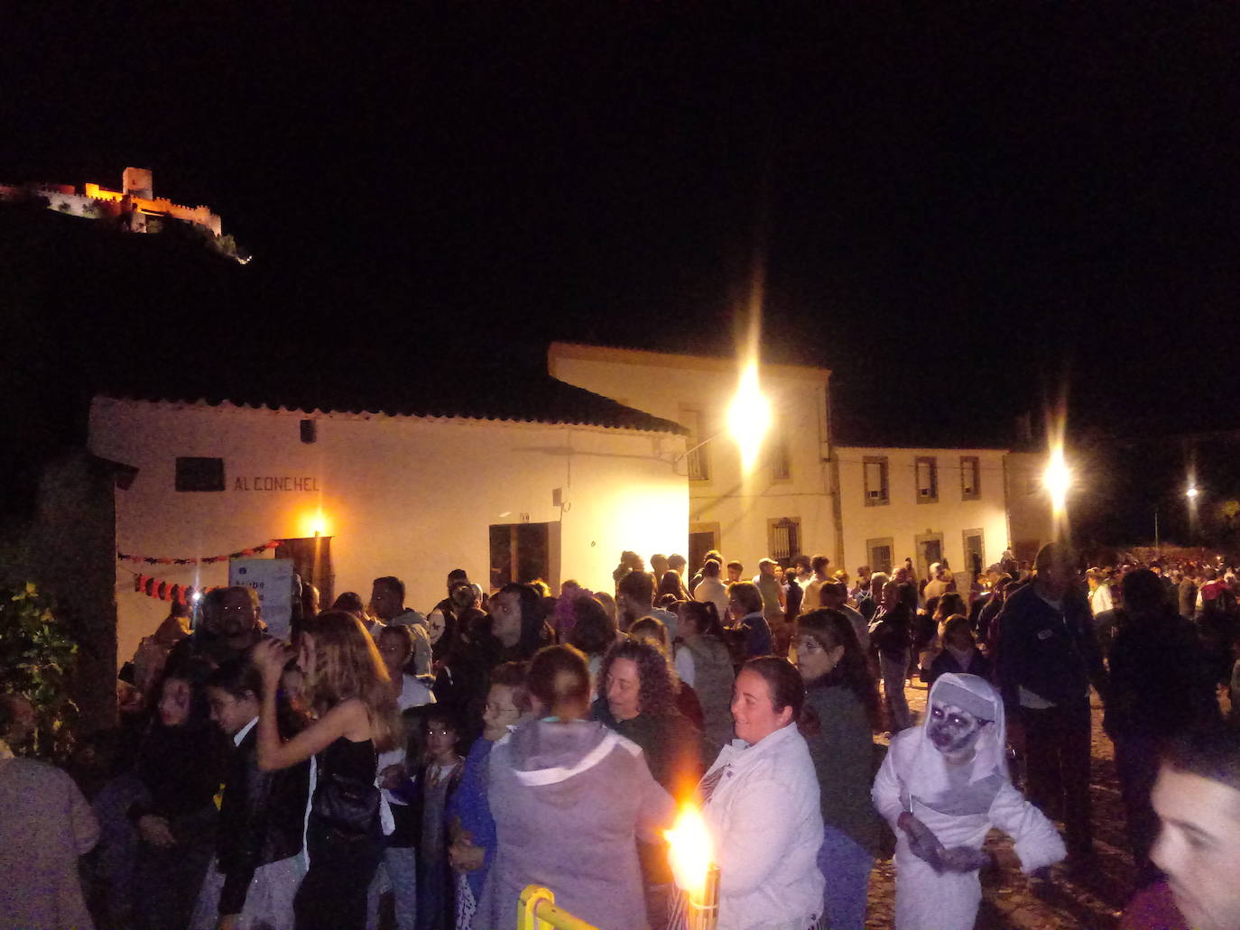 Alconchel pasa una noche «de miedo» con una gran participación en su 'Noche de Ánimas' 2022