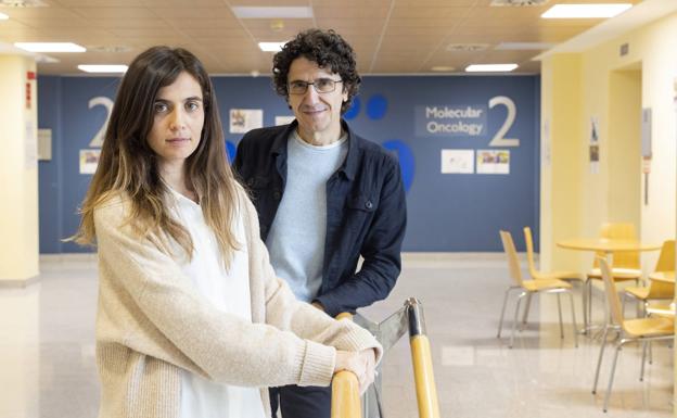 Los investigadores del CNIO Carolina Villarroya y Marcos Malumbres./