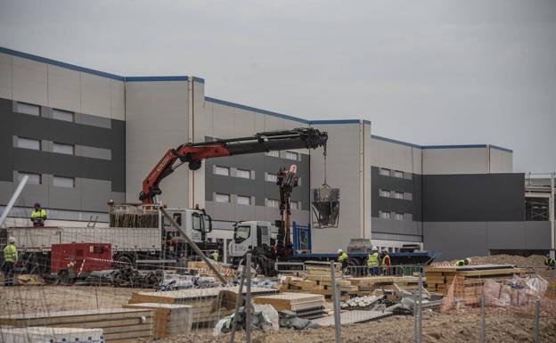 Herido grave un trabajador al caer de espaldas de una máquina en Badajoz