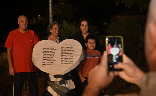 El memorial por las víctimas de la riada de Badajoz es un corazón sobre los escombros y el agua