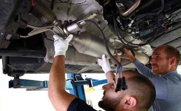 La Audiencia pide investigar como delito vender un vehículo con el catalizador manipulado en Badajoz