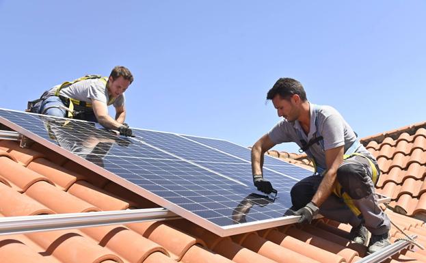 La Junta modificará la ley para permitir placas solares en los tejados de los cascos históricos