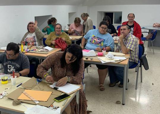 La biblioteca de Calamonte acogió un taller de Encuadernación Japonesa dentro del proyecto 'Bibliotecas Vivas'
