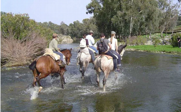 Caballeros en Extremadura siguiendo una antigua ruta de contrabando de café. 