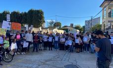 Vecinos de Perales del Puerto reclaman en la calle que se termine el nuevo colegio
