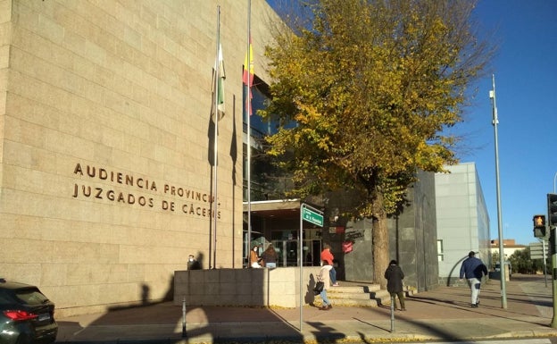 Piden seis años de cárcel para una mujer por estafar más de 300.000 euros a un anciano de Plasencia