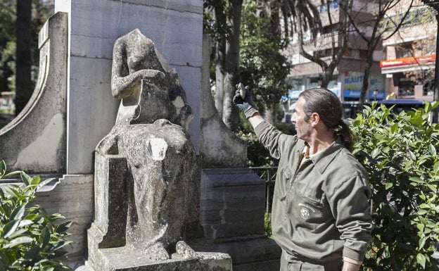 El maltratado monumento que se disputaron Cáceres y Badajoz