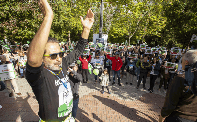 Unos 600 cacereños siguen gritando «¡No a la mina!» y muestran su disgusto con la Junta y Salaya