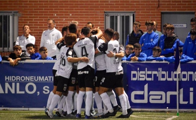 El Mérida sufre y pasa en los penaltis