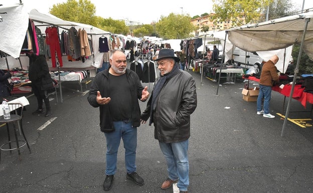 Juan Vázquez: «En el mercadillo de la Hispanidad vendíamos 300 euros en un día, aquí no llegamos a los 30»