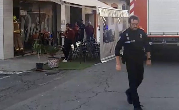 El dueño de un bar de Plasencia resulta herido leve al apagar un incendio en la cocina