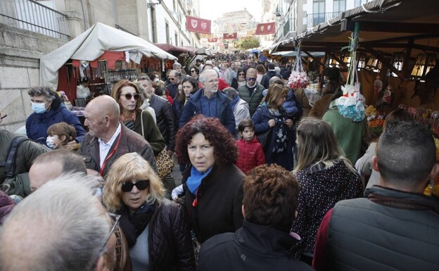 El Mercado Medieval vive su día grande y revoluciona el centro de Cáceres