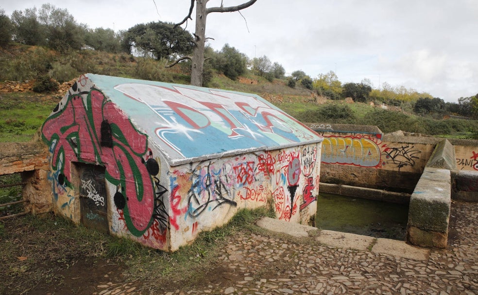 Las fuentes históricas de Cáceres se ahogan en el abandono