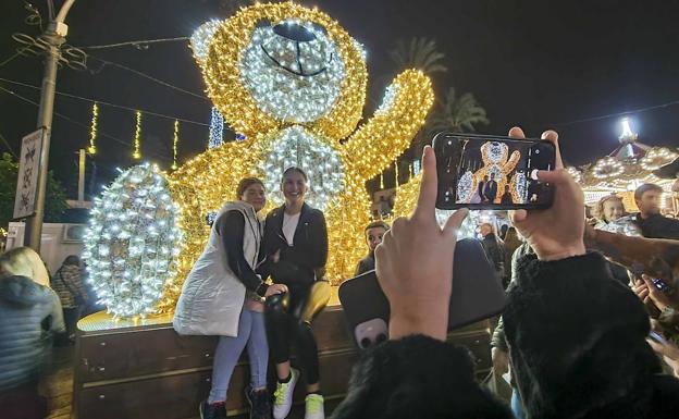 Las luces navideñas llegan con horteras y música de Luis Pastor, Pancho Varona y Siempre Así
