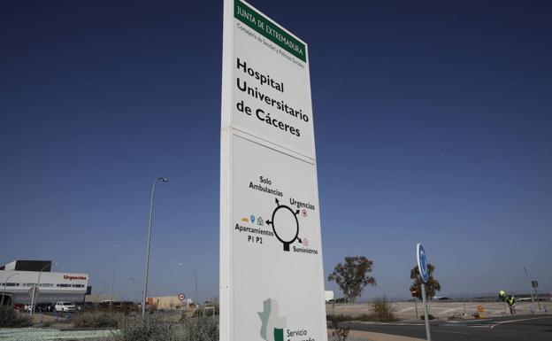 Un trabajador de un gimnasio sufre trauma craneal y torácico tras caer de una altura en Cáceres